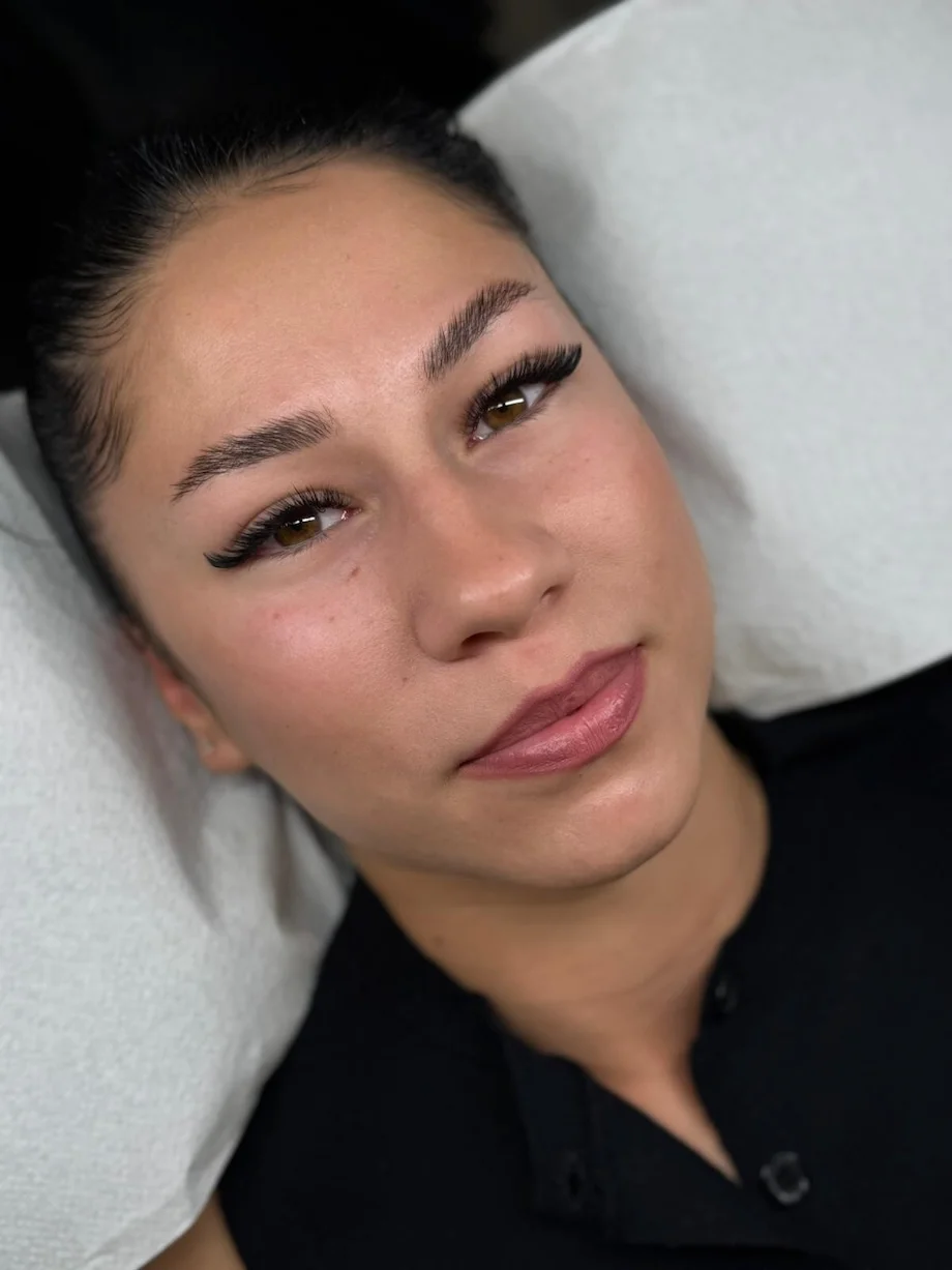 Aplicare gene, laminare sprancene, epilare cu ceara la Absolute Beauty, salon de infrumusetare Cluj Napoca - Absolute Beauty - Salon de infrumusetare Cluj Napoca