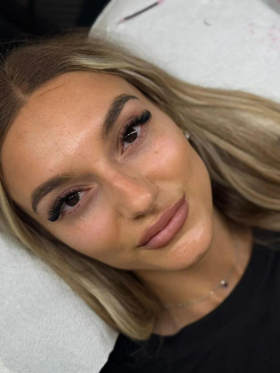 Aplicare gene, laminare sprancene, epilare cu ceara la Absolute Beauty, salon de infrumusetare Cluj Napoca - Absolute Beauty - Salon de infrumusetare Cluj Napoca