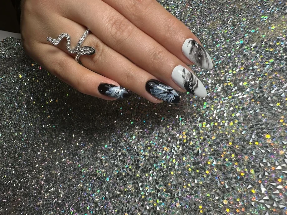 Servicii de manichiura si pedichiura in Cluj Napoca, tratament parafina, gel, oja semi permanenta - Absolute Beauty - Salon de infrumusetare Cluj Napoca