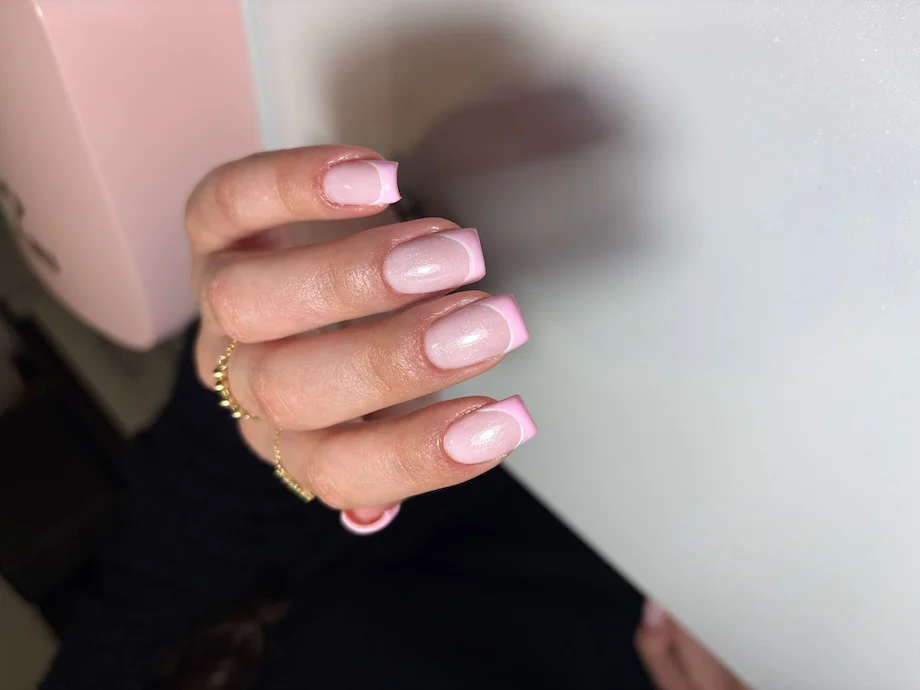 Servicii de manichiura si pedichiura in Cluj Napoca, tratament parafina, gel, oja semi permanenta - Absolute Beauty - Salon de infrumusetare Cluj Napoca