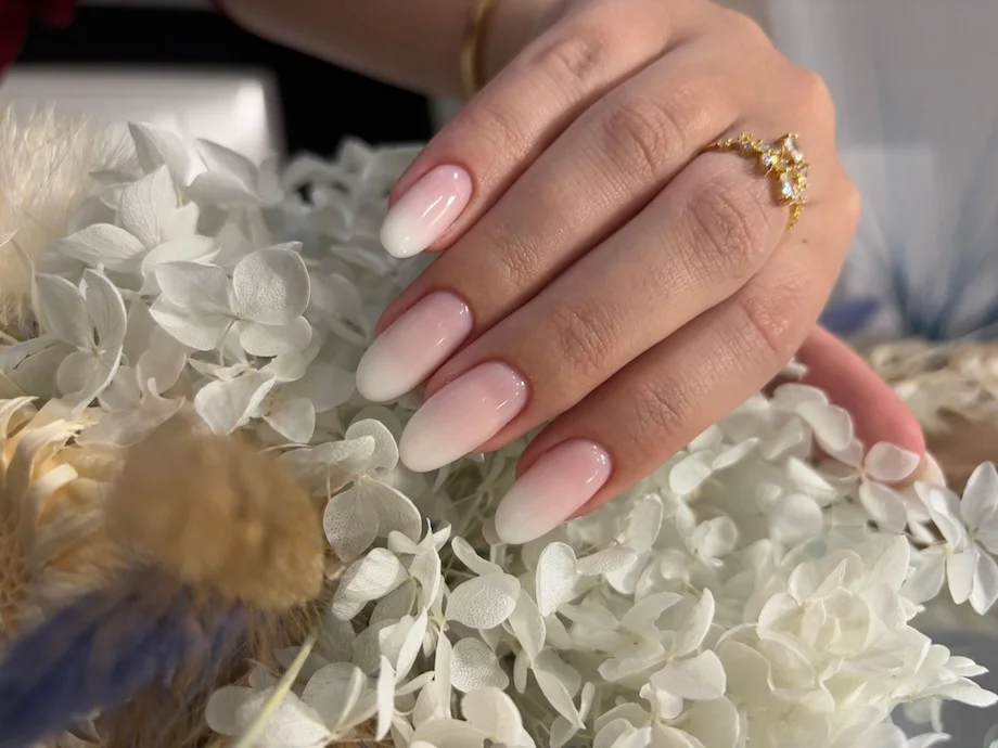 Servicii de manichiura si pedichiura in Cluj Napoca, tratament parafina, gel, oja semi permanenta - Absolute Beauty - Salon de infrumusetare Cluj Napoca